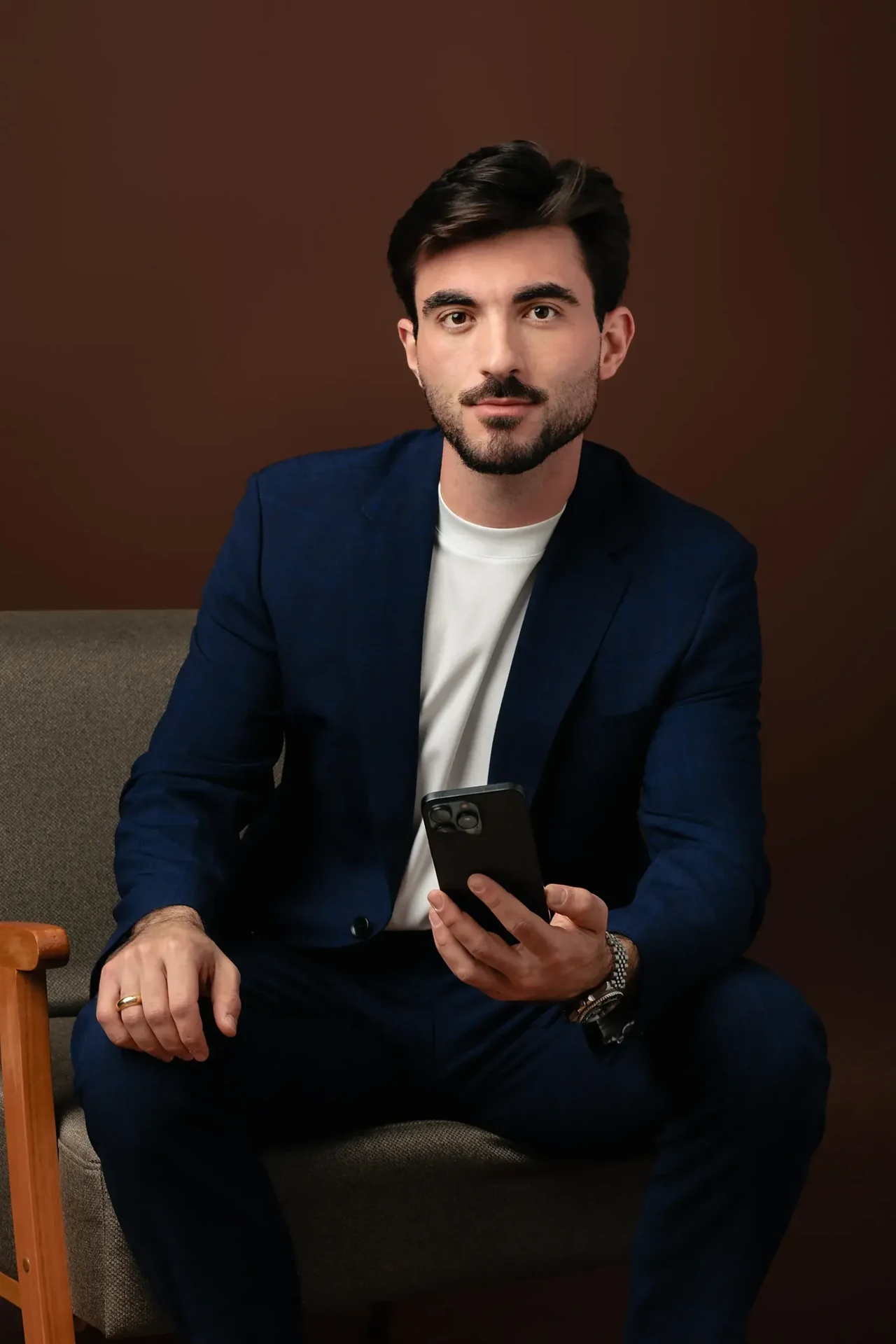 Dr. Túlio Safar sentado, de terno azul