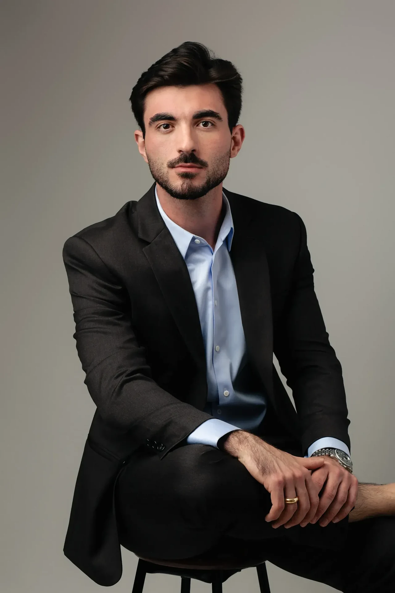 Dr. Túlio Safar sentado, de terno preto